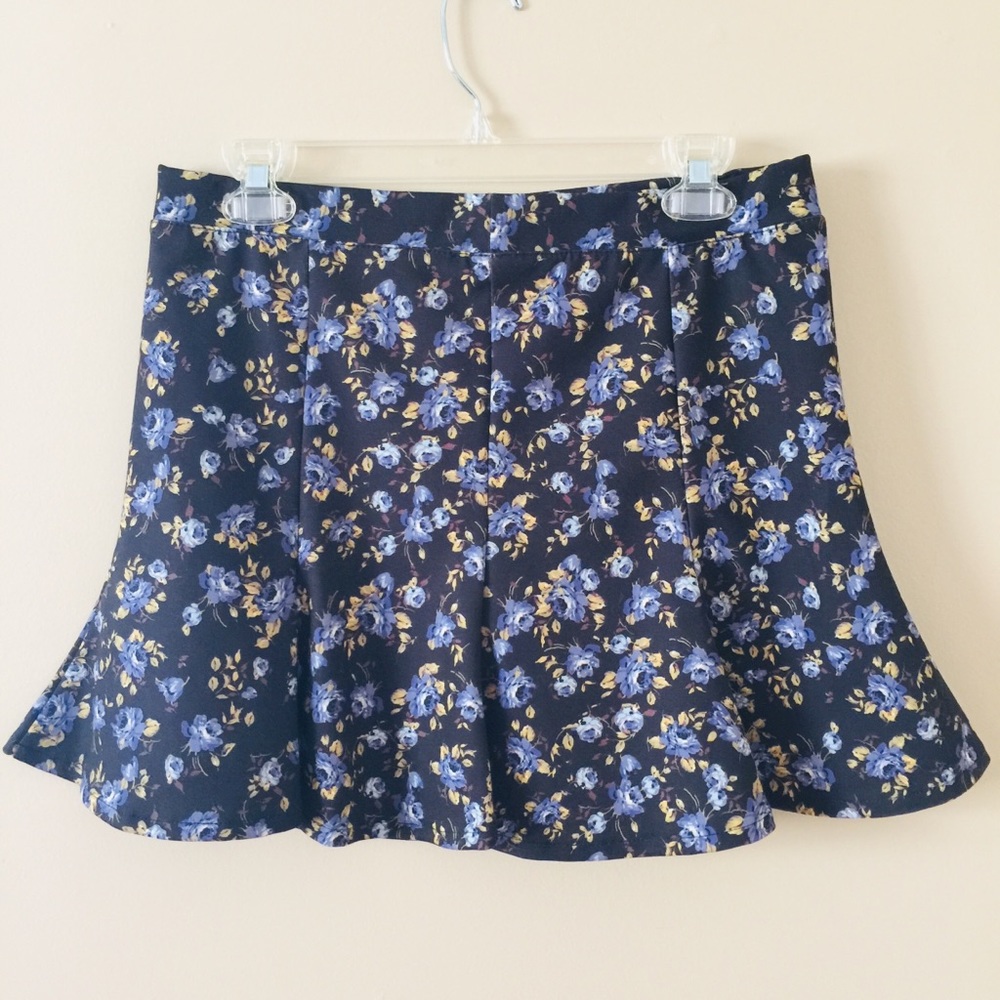 Zara women’s floral mini skirt size medium - Picture 2 of 5